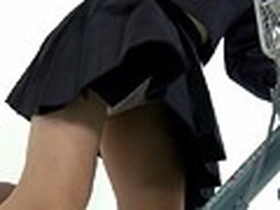 スローモーションでじっくり眺める 女子校生の自転車パンチラ 3　サンプル画像03